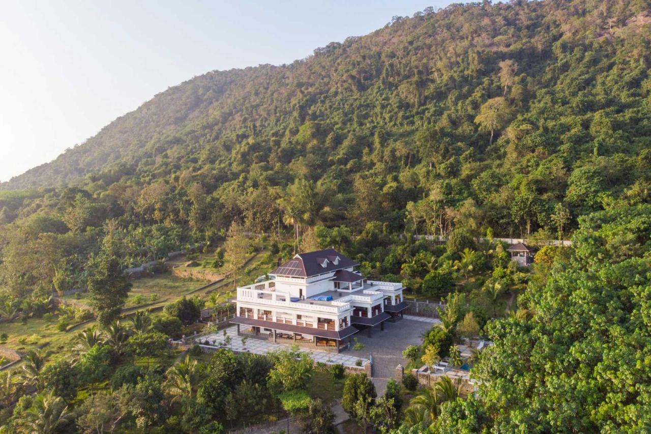Stayvista At Springhills Villa & Ayurvedic Spa Kochi Exterior photo