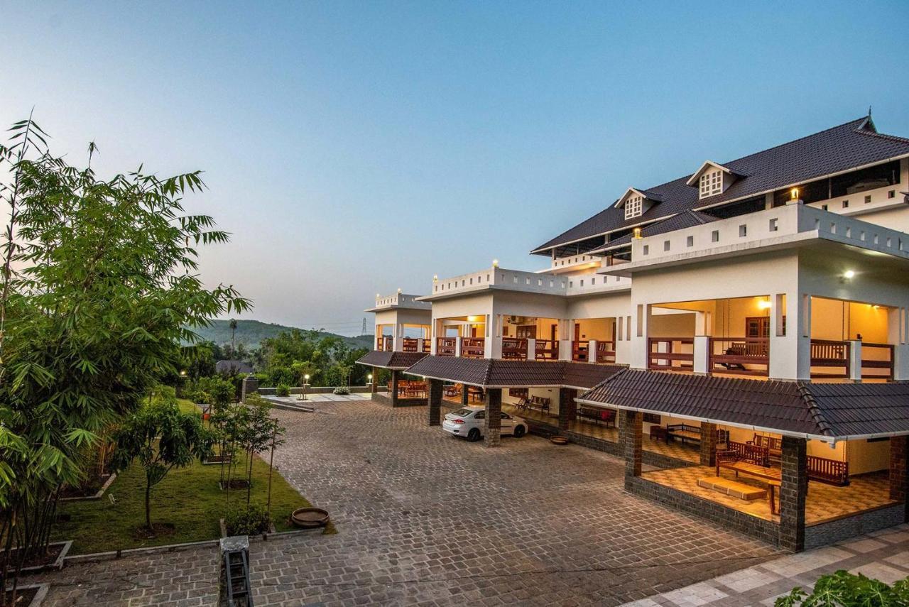 Stayvista At Springhills Villa & Ayurvedic Spa Kochi Exterior photo