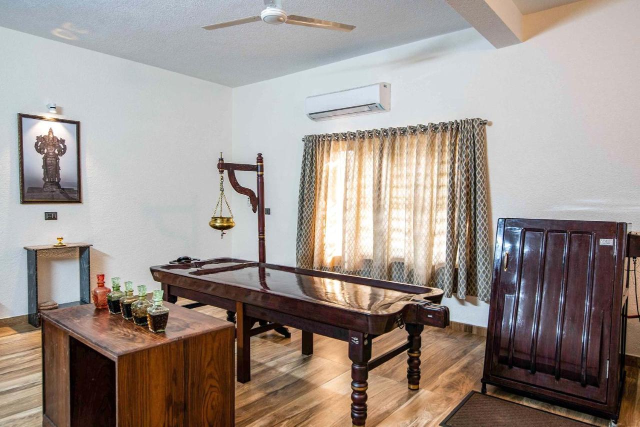 Stayvista At Springhills Villa & Ayurvedic Spa Kochi Exterior photo